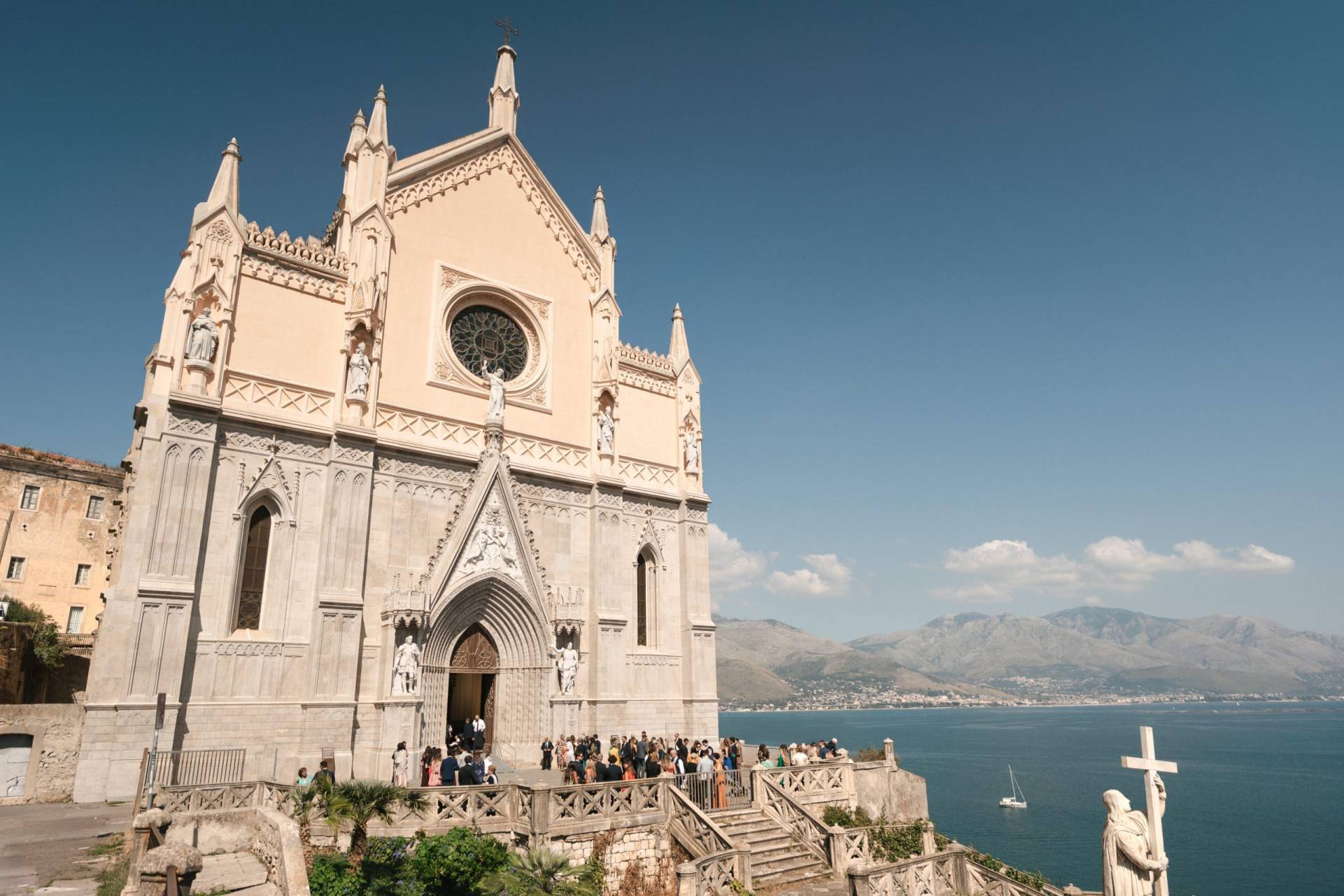 Panoramica della chiesa neogotica di Terracina, situata in posizione panoramica sul mare